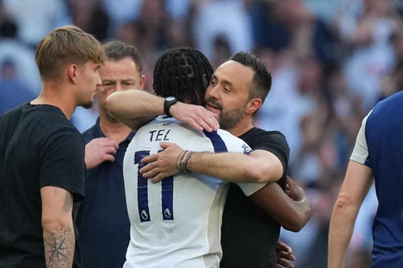 El entrenador del Tottenham Roberto De Zerbi abraza a Mathys Tel al final del encuentro ante el Everton en la Liga Premier el domingo 24 de mayo del 2026. (AP Foto/Frank Augstein)