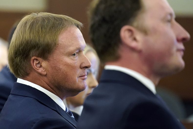 ARCHIVO- Foto del 25 de mayo del 2023, Jon Gruden escucha en la corte después de que la NFL le pidió al tribunal que deseche la demanda del exentrenador de los Raiders Jon Gruden. El martes 30 de julio del 2024, Gruden pide a la Suprema Corte de Nevada que reconsidere la decisión de un panel de 3 jueces de enviar el caso a arbitraje. (AP Foto/John Locher, Archivo)