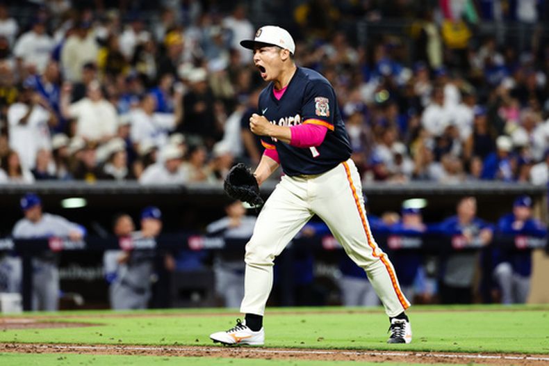 Yuki Matsui, de los Padres de San Diego, reacciona tras el último out de la sexta entrada de un partido de béisbol contra los Dodgers de Los Ángeles, el viernes 26 de junio de 2026, en San Diego. (Foto AP/Derrick Tuskan)