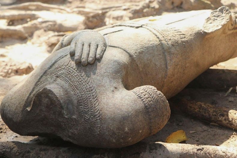Esta imagen de febrero de 2025, facilitada por la Autoridad Nacional Apsara, muestra una estatua sin cabeza excavada por arqueólogos en el complejo de templos de Angkor, en la provincia camboyana de Siem Reap. (Apsara National Authority via AP)