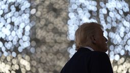El presidente estadounidense Donald Trump recorre la Gran Mezquita Sheikh Zayed en Abu Dabi, Emiratos Árabes Unidos, el viernes 16 de mayo de 2025. (AP Foto/Alex Brandon)