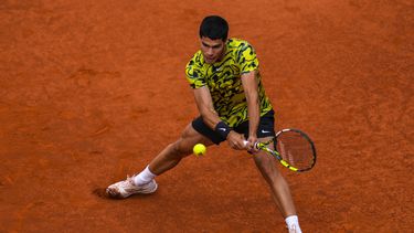 Carlos Alcaraz devuelve ante Jan-Lennard Struff en la final del Abierto de Madrid, el domingo 7 de mayo de 2023. (AP Foto/Manu Fernández)