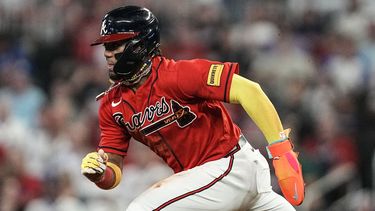 El venezolano Ronald Acuña Jr., de los Bravos de Atlanta, se roba la intermedia en el juego del viernes 29 de septiembre de 2023, ante los Nacionales de Washington (AP Foto/Mike Stewart)