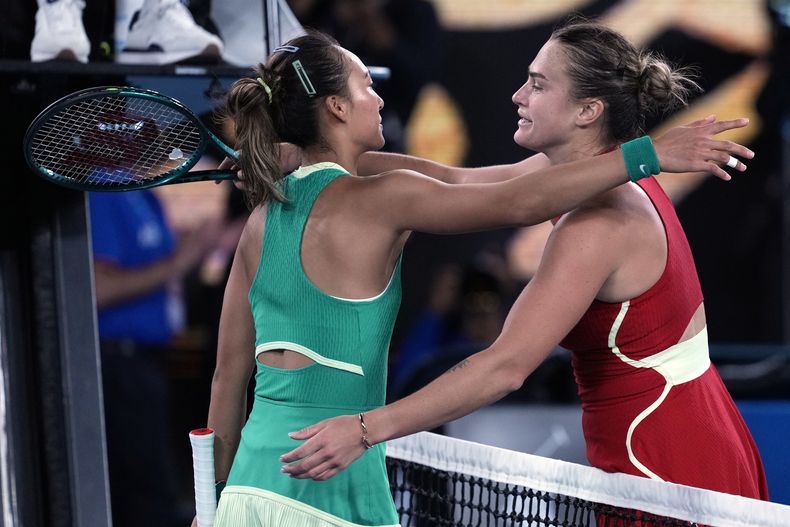 Aryna Sabalenka (derecha) recibe la felicitación de Zheng Qinwen tras ganar la final femenina del Abierto de Australia, en Melbourne Park, Melbourne, Australia, el 27 de enero de 2024. (AP Foto/Alessandra Tarantino)