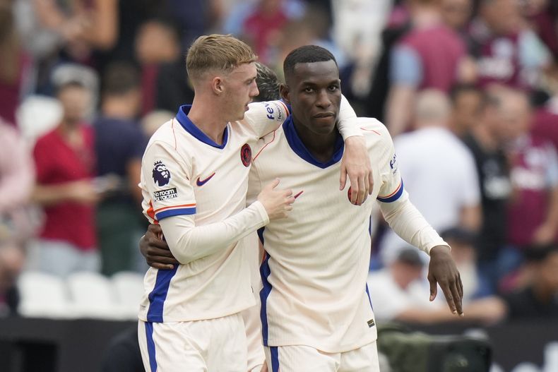 Cole Palmer y Nicolas Jackson del Chelsea salen del campo tras el encuentro ante el West Ham en la Liga Premier el sábado 21 de septiembre del 2024. (AP Foto/Alastair Grant)