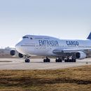 El avión Boeing 747 que era operado por la empresa venezolana Emtrasur, en la pista de aterrizaje de Córdoba, Argentina, el 6 de junio de 2022. (Foto AP /Sebastian Borsero)