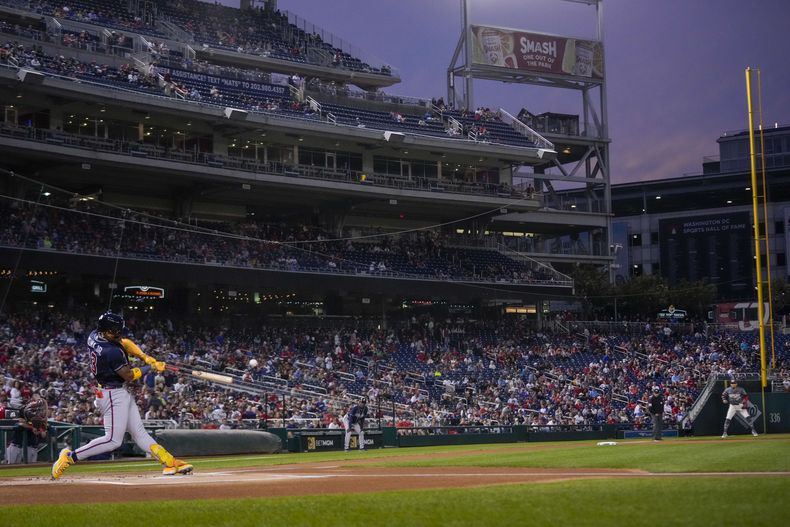 El venezolano Ronald Acuña Jr., de los Bravos de Atlanta, conecta un jonrón en el juego del viernes 22 de septiembre de 2023, ante los Nacionales de Washington (AP foto/Andrew Harnik)