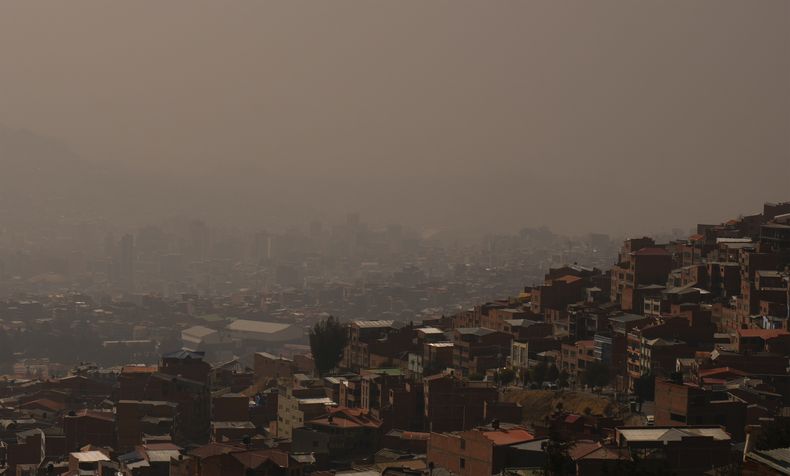 Archivo - El humo de incendios forestales llena el aire el jueves 5 de septiembre de 2024, en La Paz, Bolivia. (AP Foto/Juan Karita, archivo)