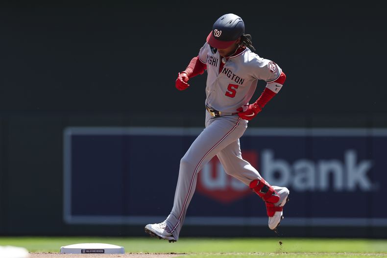 CJ Abrams de los Nacionales de Washington corre por la segunda base después de batear un jonrón durante la primera entrada de un partido de béisbol contra los Mellizos de Minnesota, el domingo 27 de julio de 2025, en Mineápolis. (AP Photo/Stacy Bengs)