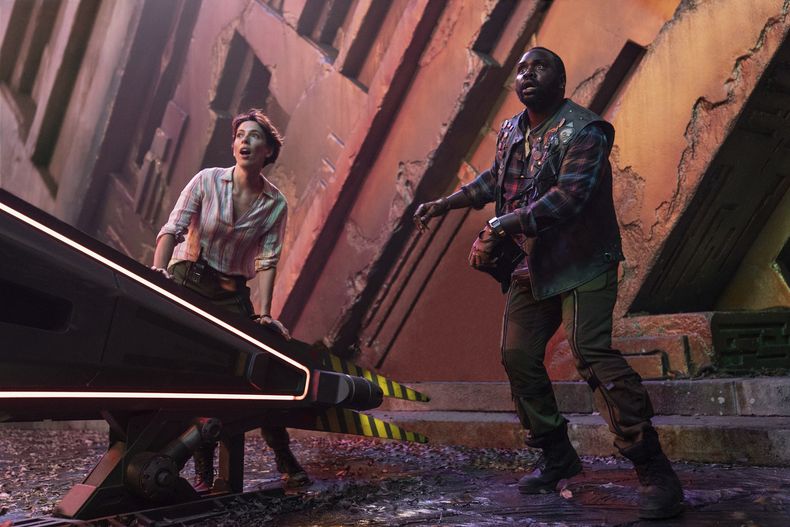 En esta imagen proporcionada por Warner Bros Pictures, Rebecca Hall, izquierda, y Brian Tyree Henry en una escena de Godzilla X Kong: The New Empire. (Warner Bros. Pictures vía AP)