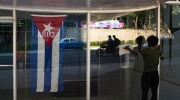 Un trabajador limpia las ventanas del Ministerio de Salud en La Habana, Cuba, el viernes 20 de febrero de 2026. (Foto AP/Ramon Espinosa)
