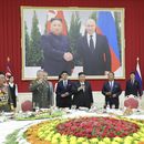 ARCHIVO - En esta foto suministrada por el gobierno de Corea del Norte, el mandatario norcoreano Kim Jong Un, al centro, y el ministro ruso de Defensa, Serguéi Shoigu, centro izquierda, asisten a un banquete en la sede del Partido de los Trabajadores en Pyongyang, Corea del Norte, el 27 de julio de 2023. (Agencia Central de Noticias de Corea/Servicio de Noticias de Korea vía AP, Archivo)