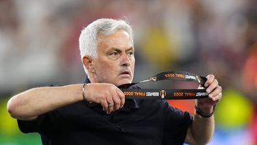 El técnico de la Roma José Mourinho se saca la medalla al segundo puesto al término de la final de la Liga Europa contra el Sevilla, el miércoles 31 de mayo de 2023, en Budapest. (AP Foto/Petr David Josek)