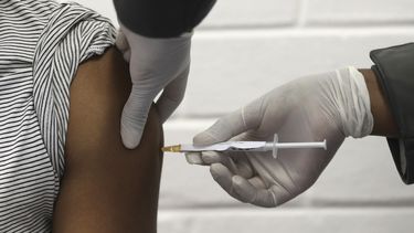 FDA aprobaría el viernes vacuna de Moderna