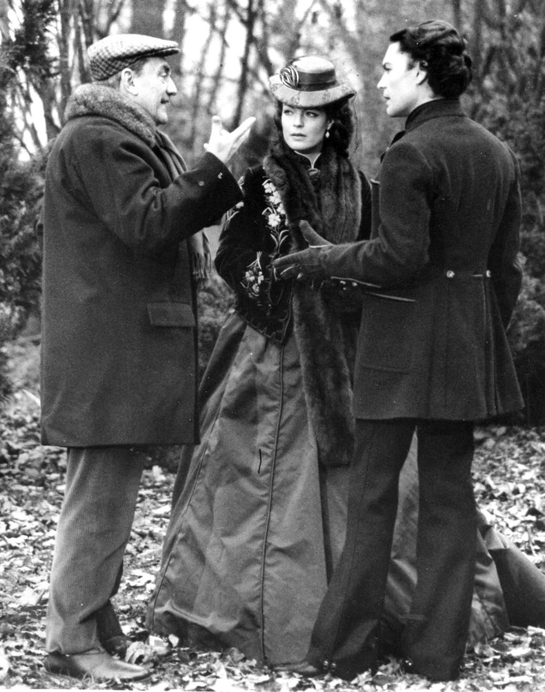 FILE - El director de cine italiano Luchino Visconti, a la izquierda, da las últimas instrucciones al actor Helmut Berger y a la actriz Romy Schneider antes de filmar una escena de Ludwig cerca de Munich, en Alemania, el 15 de abril de 1972. Berger, astro del cine europeo de las décadas de 1960 y 1970, quien que saltó a la fama con papeles en películas de Visconti, ha muerto. Tenía 78 años. (Foto AP/Str, archivo)