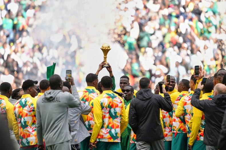 Jugadores de Senegal muestran el trofeo de la Copa Africana ante su afición en París antes del encuentro amistoso ante Perú el sábado 28 de marzo del 2026. (AP Foto/Aurelien Morissard)