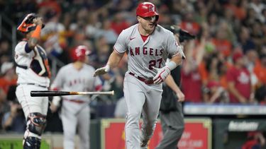 Trout pega jonrón por 6to juego seguido; Angelinos ganan