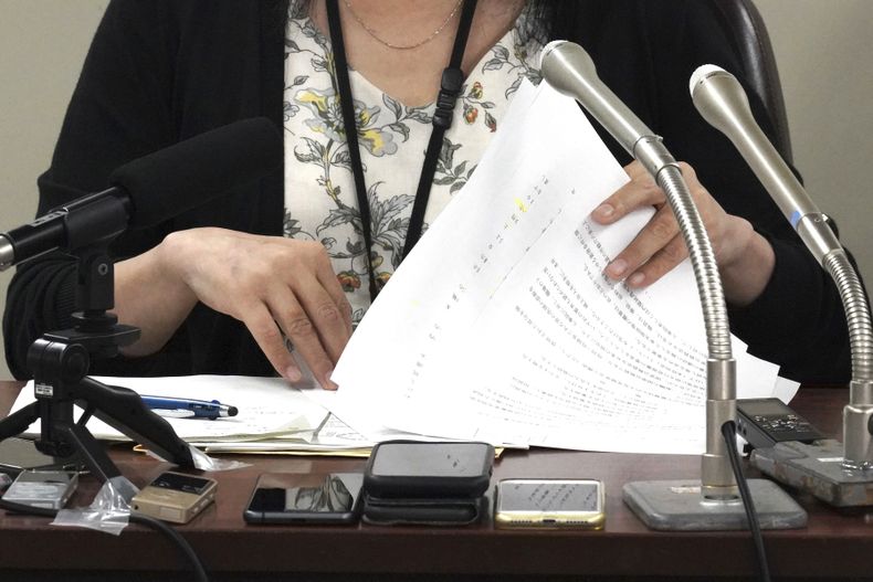 Una denunciante que pide no mostrar su cara habla en conferencia de prensa en la Corte Distrital de Tokio, martes 11 de julio de 2023. La Corte Suprema sentenció el martes que las restricciones impuestas por un ministerio al uso del baño por una mujer transgénero son ilegales, un fallo histórico en un país que aún carece de una ley contra la discriminación de las minorías sexuales. (AP Foto/Eugene Hoshiko)