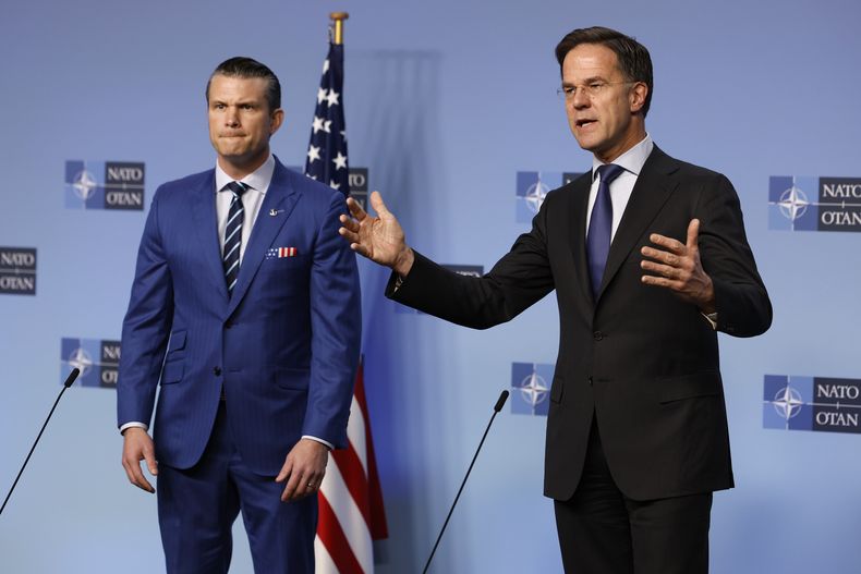 El secretario general de la OTAN, Mark Rutte, a la derecha, y el secretario de Defensa de Estados Unidos, Pete Hegseth, se dirigen a una conferencia de prensa durante una reunión de ministros en la sede de la alianza militar en Bruselas, el 13 de febrero de 2025. (AP Foto/Geert Vanden Wijngaert)