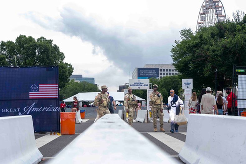 Elementos de la Guardia Nacional vigilan la entrada de la Gran Feria Estatal Estadounidense en el National Mall, el sábado 27 de junio de 2026, en Washington. (AP Foto/Jen Golbeck)