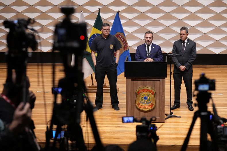 El director de la Policía Federal de Brasil Andrei Passos en conferencia de prensa acerca de la explosión afuera del Supremo Tribunal en Brasilia, el 14 de noviembre de 2024. (AP foto/Eraldo Peres)