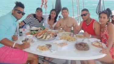 filtran foto de los hermanos gurriel en un yate junto al nieto de raul castro