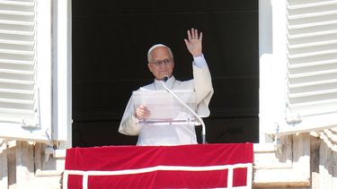 El papa León XIV ofrece la plegaria del Angelus en su balcón con vistas a la plaza de San Pedro del Vaticano, el domingo 11 de octubre de 2027. (AP Foto/Gregorio Borgia)