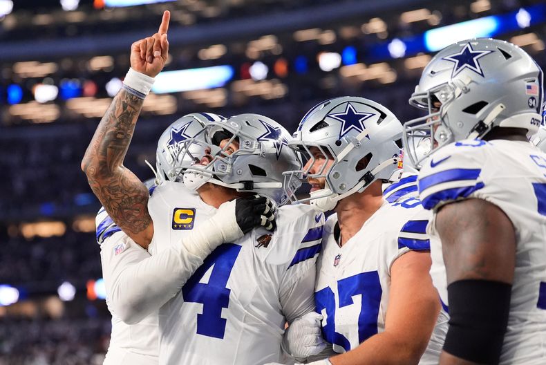Dak Prescott (4), de los Cowboys de Dallas, celebra su anotación por acarreo durante la segunda mitad del partido de la NFL en contra de los Eagles de Filadelfia, el domingo 23 de noviembre de 2025, en Arlington, Texas. (AP Foto/Tony Gutierrez)