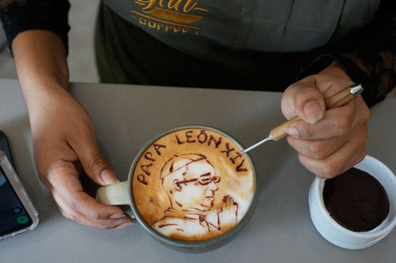 La barista Ariana Mallma decora un capuchino con un dibujo del papa León XIV en la cafetería Ynn Coffee de Lima, Perú, el martes 22 de septiembre de 2026. (Foto AP/Martin Mejía)