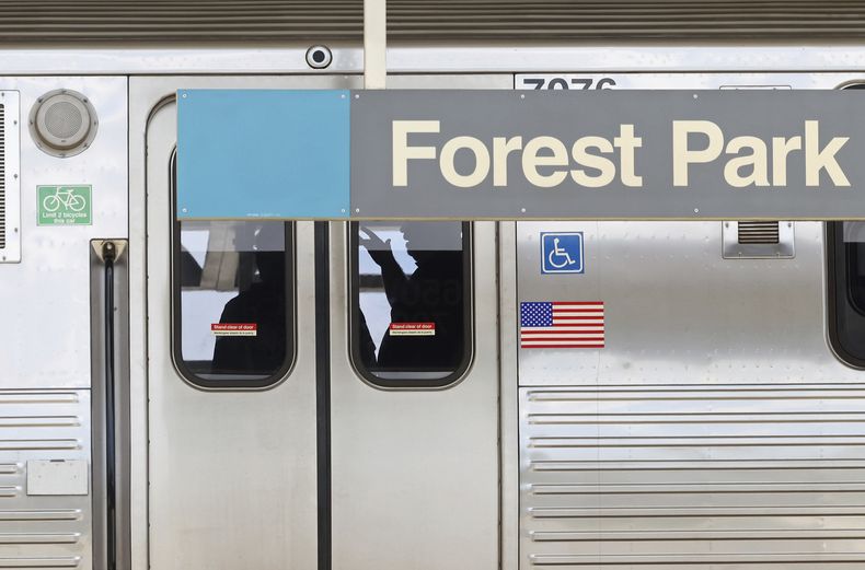Investigadores de la policía trabajan dentro de un vagón de la Línea Azul de la Autoridad de Tránsito de Chicago estacionado en la estación Forest Park después de un tiroteo, el lunes 2 de septiembre de 2024, en Forest Park, Ill. (John J. Kim/Chicago Tribune vía AP)