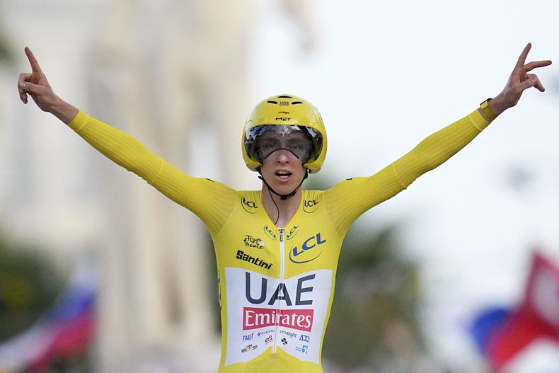 El esloveno Tadej Pogacar, ganador del Tour de Francia, celebra mientras cruza la línea de meta para ganar la vigésima primera etapa de la carrera ciclista del Tour de Francia, una contrarreloj individual de 33,7 kilómetros con salida en Mónaco y llegada en Niza, Francia, el domingo 21 de julio de 2024. (Foto AP/Daniel Cole)