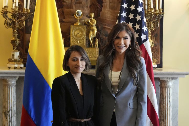 La secretaria de Seguridad Nacional de Estados Unidos, Kristi Noem, a la derecha, posa para fotos con la ministra de Relaciones Exteriores de Colombia, Laura Sarabia, en Bogotá, Colombia, el jueves 27 de marzo de 2025. (AP Foto/Alex Brandon, Pool)