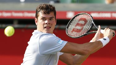 americateve | El canadiense Milos Raonic durante el encuentro en que venci&oacute; al franc&eacute;s Jeremy Chardy el 3 de octubre del 2013 para avanzar a cuartos de final del Abierto de Tokio. Raonic gan&oacute; 6-4, 6-3 (AP Foto/Shizuo Kambayashi)