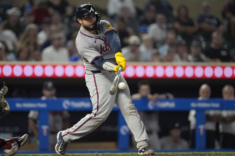 Travis dArnaud, de los Bravos de Atlanta, pega un sencillo productor en el décimo inning del juego del martes 27 de agosto de 2024, ante los Mellizos de Minnesota (AP Foto/Abbie Parr)