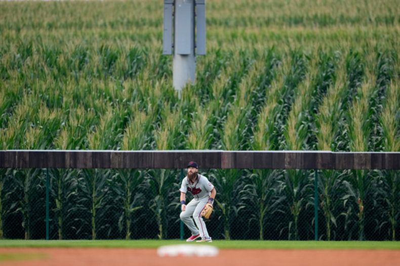 Brandon Marsh, jardinero izquierdo de los Filis de Filadelfia, se prepara para realizar una jugada en el encuentro del Campo de los Sueños ante los Mellizos de Minnesota, el jueves 13 de agosto de 2026, en Dyersville, Iowa (AP Foto/Charlie Neibergall)