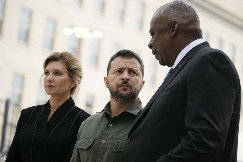 ARCHIVO - El secretario de Defensa de Estados Unidos, Lloyd Austin, habla con el presidente de Ucrania, Volodymyr Zelenskyy, durante una ceremonia, el 21 de septiembre de 2023, en Washington, mientras la primera dama ucraniana, Olena Zelenska, observa. (AP Foto/Andrew Harnik, Archivo)