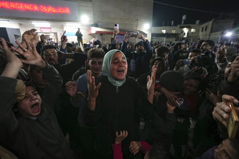 Palestinos celebran el anuncio de un acuerdo de cese al fuego entre Hamás e Israel en Deir al-Balah, Franja de Gaza, el 15 de enero del 2025. (Foto AP/Abdel Kareem Hana)