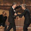 Bryan Cranston, a la derecha, entrega el premio a la mejor serie de entrevistas a Stephen Colbert, a la izquierda, por The Late Show with Stephen Colbert durante la 77.ª edición de los Premios Emmy el domingo 14 de septiembre de 2025, en el Teatro Peacock de Los Ángeles. (Foto AP/Chris Pizzello)