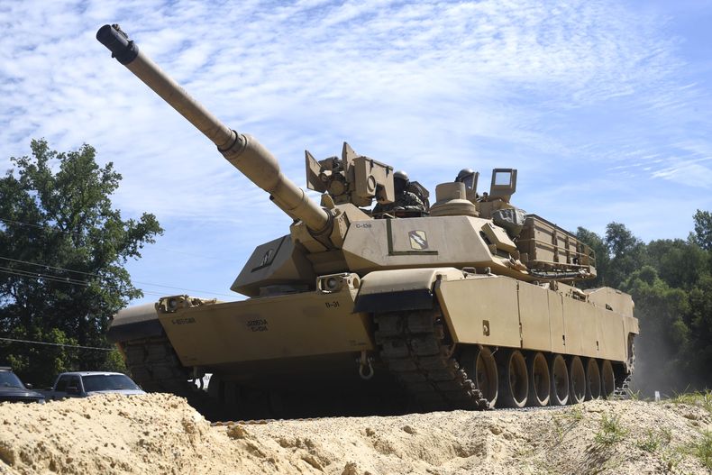 Un tanque M1A1 Abrams durante una demostración de métodos de vehículos militares durante operaciones anfibias, el 1 de agosto de 2017, en Vicksburg, Mississippi. (Courtland Wells/The Vicksburg Post via AP, Archivo)