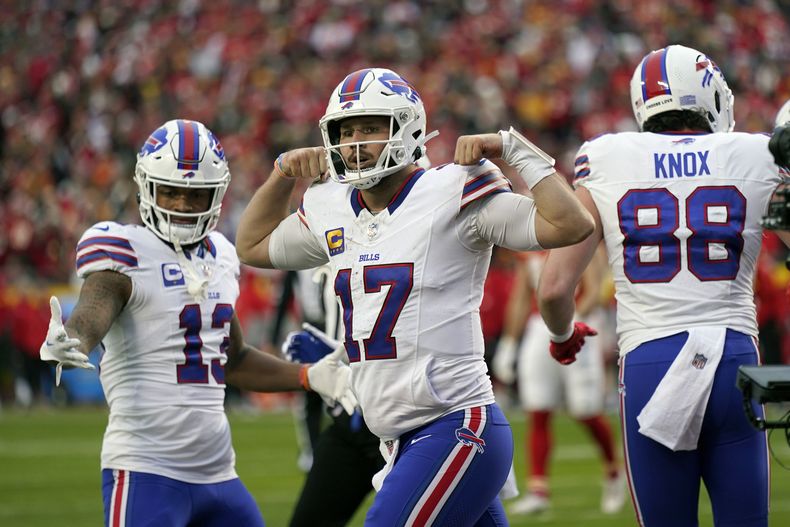 El quarterback de los Bills de Buffalo Josh Allen celebra después de anotar un touchdown en la primera mitad del partido ante los Chiefs de Kansas City, el domingo 10 de diciembre de 2023, en Kansas City. (AP Foto/Charlie Riedel)