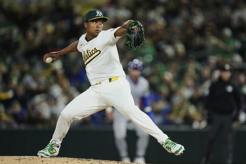 ARCHIVO - El lanzador de los Atléticos, José Leclerc, lanza a un bateador de los Cachorros de Chicago durante la sexta entrada de un partido de béisbol, el 31 de marzo de 2025, en West Sacramento, California. (AP Photo/Godofredo A. Vásquez, Archivo)