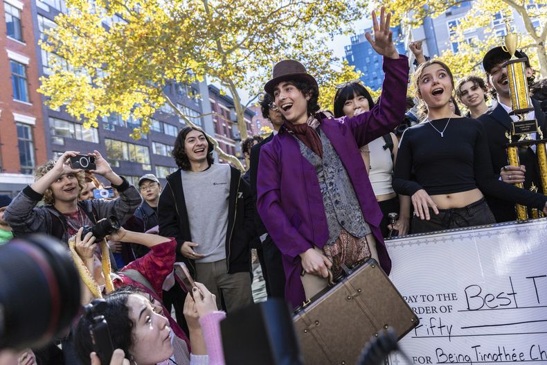 ARCHIVO - Miles Mitchell, de 21 años, ganador del concurso de imitadores de Timothee Chalamet cerca de Washington Square Park, el domingo 27 de octubre de 2024, en Nueva York. (Foto AP/Stefan Jeremiah, archivo)