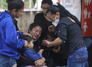 ecuador trata de identificar a presos muertos en motin