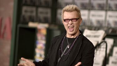 ARCHIVO - Billy Idol en el estreno en Los Angeles de The Irishman el 24 de octubre de 2019. Idol se presentará en concierto previo al Super Bowl el 11 de febrero fiera del Allegiant Stadium, donde se disputará la final de campeonato de la NFL. (Foto Richard Shotwell/Invision/AP, archivo)