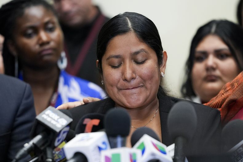 María del Carmen Castellón, esposa de Miguel Luna, un soldador que falleció en el derrumbe del puente Francis Scott Key de Baltimore, durante una conferencia de prensa, el martes 17 de septiembre de 2024, en Baltimore. (AP Foto/Stephanie Scarbrough)
