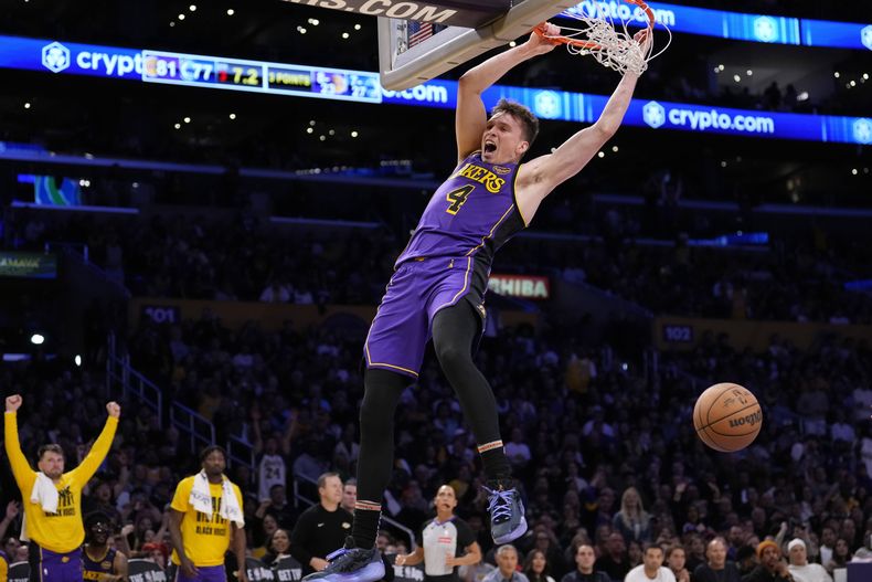 Dalton Knecht, de los Lakers de Los Ángeles, realiza una clavada en el encuentro del viernes 28 de febrero de 2025, ante los Clippers de la misma ciudad (AP Foto/Mark J. Terrill)
