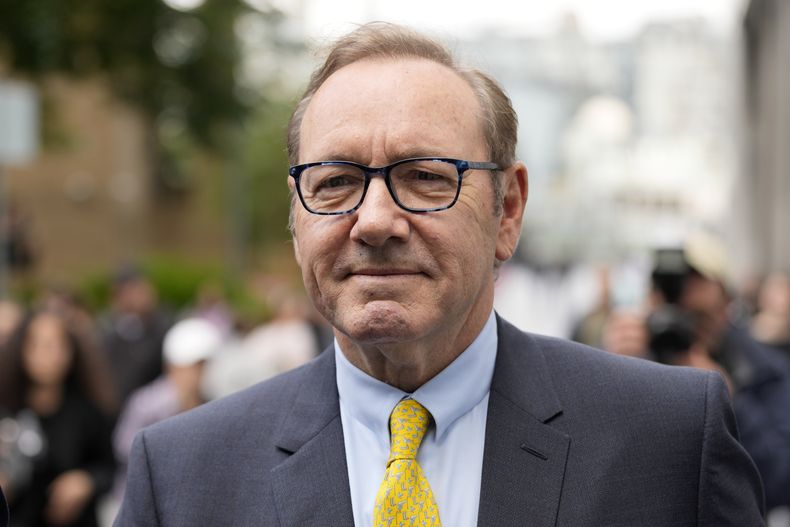 El actor Kevin Spacey camina frente al Tribunal de la Corona de Southwark en Londres, el martes 25 de julio de 2023. Spacey fue exhonerado de cargos por agresión sexual por supuestos actos cometidos en Gran Bretaña entre 2001 y 2013. (Foto AP/Kirsty Wigglesworth)