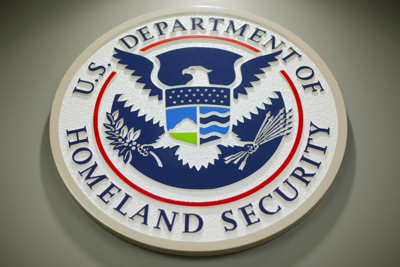 ARCHIVO - El logotipo del Departamento de Seguridad Nacional visto durante una conferencia de prensa el Washington el 25 de febrero de 2015. (AP Foto/Pablo Martinez Monsivais, Archivo)