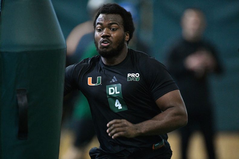 El defensive linemen de Miami Rueben Bain Jr. realiza un entrenamiento en el Pro Day de la NFL de su programa colegial el 23 de marzo del 2026. (AP Foto/Michael Laughlin)