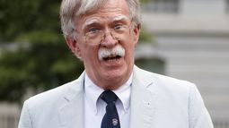 ARCHIVO - En esta imagen, tomada el 31 de julio de 2019, el entonces asesor de Seguridad Nacional John Bolton habla con reporteros en la Casa Blanca, en Washington. (AP Foto/Carolyn Kaster, archivo)